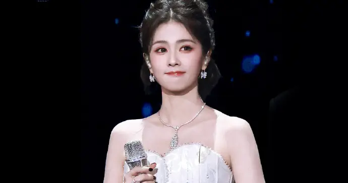 闪闪发光的白鹿太美了