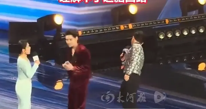 向佐一脚踢向主持人的时候，现场所有人都愣住了