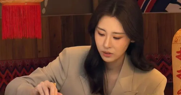 张碧晨云南被偶遇，真人脸又小又精致，无滤镜也好美啊！