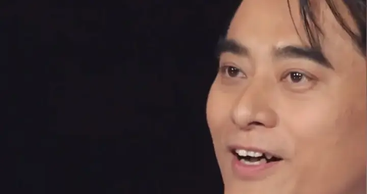 演员陈龙近照曝光！不到50岁牙齿东倒西歪，小10岁妻子仍貌美如花