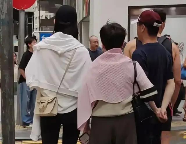 香港中环街头偶遇四太一家，奚梦瑶又高又瘦修长笔直大长腿超抢眼