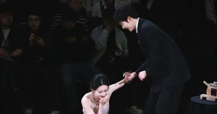 星光大赏孟子义摔出神图，慌乱搀扶掀磕糖热潮，裙摆鎏金绽破碎美