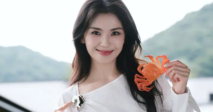 刘涛路边随手拍封神！白 T + 牛仔裤，气质绝了