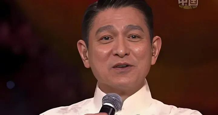 64岁刘德华再唱《中国人》 掀起全场大合唱 这次他让大湾区沸腾了-