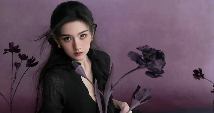 宋祖儿黑裙配银鞋，紫调花海中演绎冷艳复古氛围感