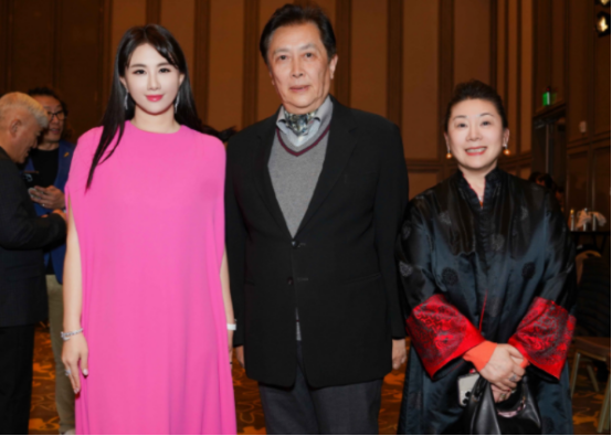 唐国强|唐国强露面美国聚会！脸颊凹陷显老态，与39岁女星紧贴合影好亲密