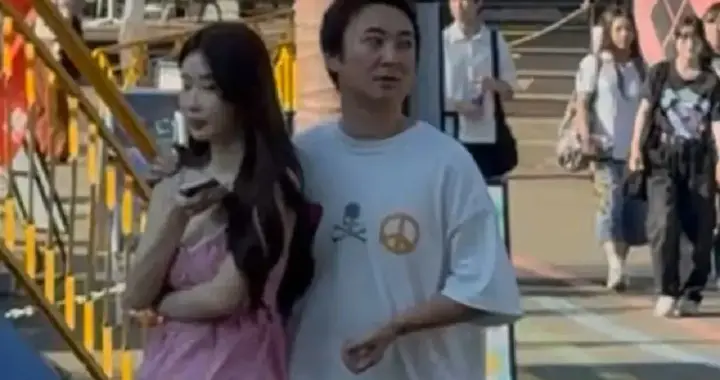 懒懒真被甩了！王思聪搂着新女友逛游乐场，新女友没懒懒漂亮