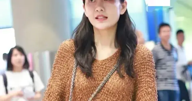 王鸥生娃后状态大回春！穿棕色针织衫+阔腿裤，时髦又减龄！