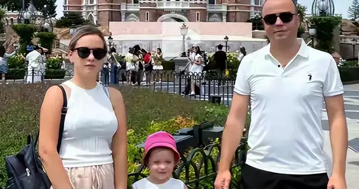 白人童模公然辱华！父母删评挑衅，网友怒斥：滚出中国市场！