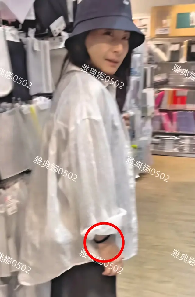 新加坡偶遇霍启刚夫妇，郭晶晶打扮朴素手腕依然戴着几毛钱的发圈