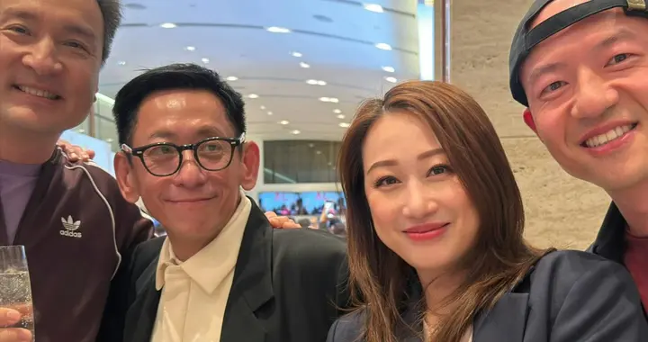 45岁TVB绿叶携夫出席寿宴，前男友也在场，三人大方合照笑容灿烂