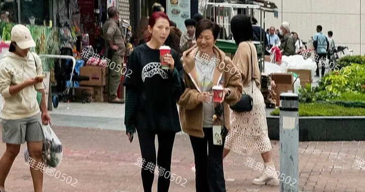 香港街头偶遇蔡少芬陈法蓉，两人身材保持得不错，但素颜暴露年龄