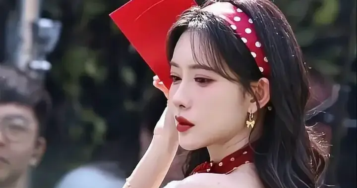 天呐！孟子义腰围竟比道具名牌还窄，网友：好吓人呀
