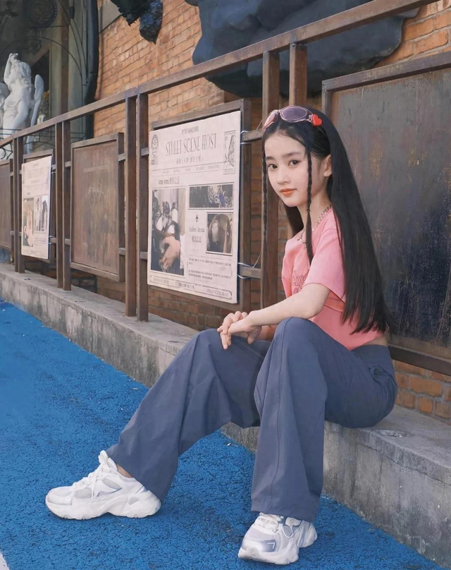 于正新签约的8岁小艺人卢雅熙，妥妥的美人胚子！ 美的自信又张扬