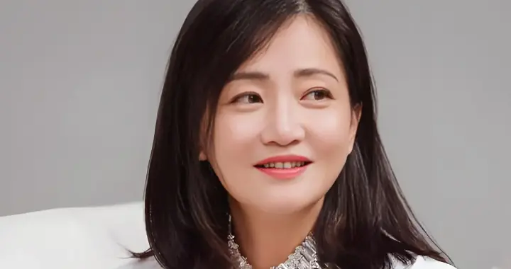 她17岁拿影后，32岁闪婚隐退十年，42岁离婚复出，如今成人间清醒