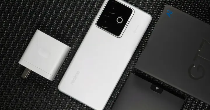 天玑9400+旗舰跌至2142元，144HZ直屏+7200mAh+IP69防水