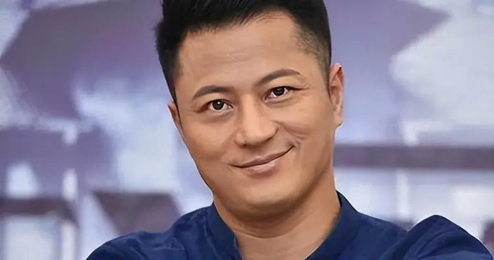 他长得帅演技好，出道23年戏红人不红，49岁有妻有女成人生赢家