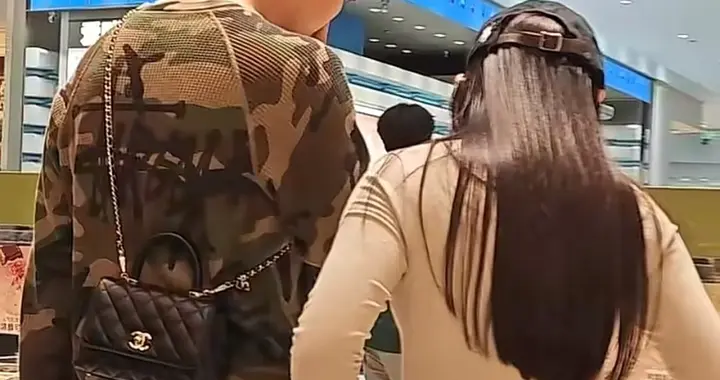 沙溢14岁儿子安吉和女生逛街，帮女生背包，女方背香奈儿家境不俗