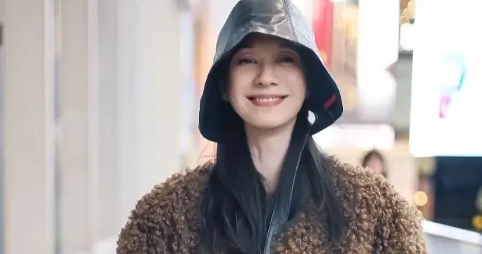 倪虹洁机场私服真时髦！棕色羊羔毛大衣+灰色毛呢裤，高级又洋气