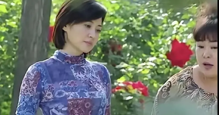 许晴紫色花纹衣，搭配蓝色牛仔裤，简约亮眼时尚洋气白搭。