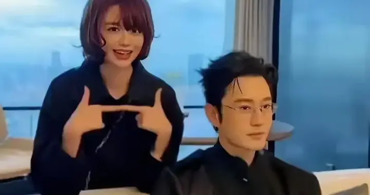 黄晓明捧的新人一露脸，弹幕全在喊“这眼熟得我后脊发凉”????