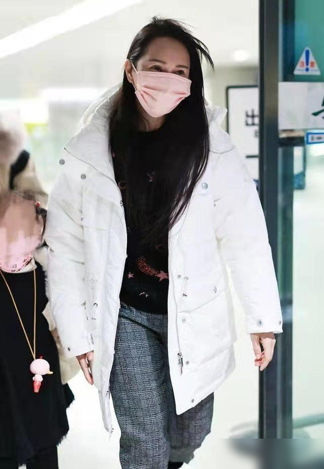 伊能静携女儿现身机场，穿羽绒服显胖但保暖，却给5岁女儿穿裙子