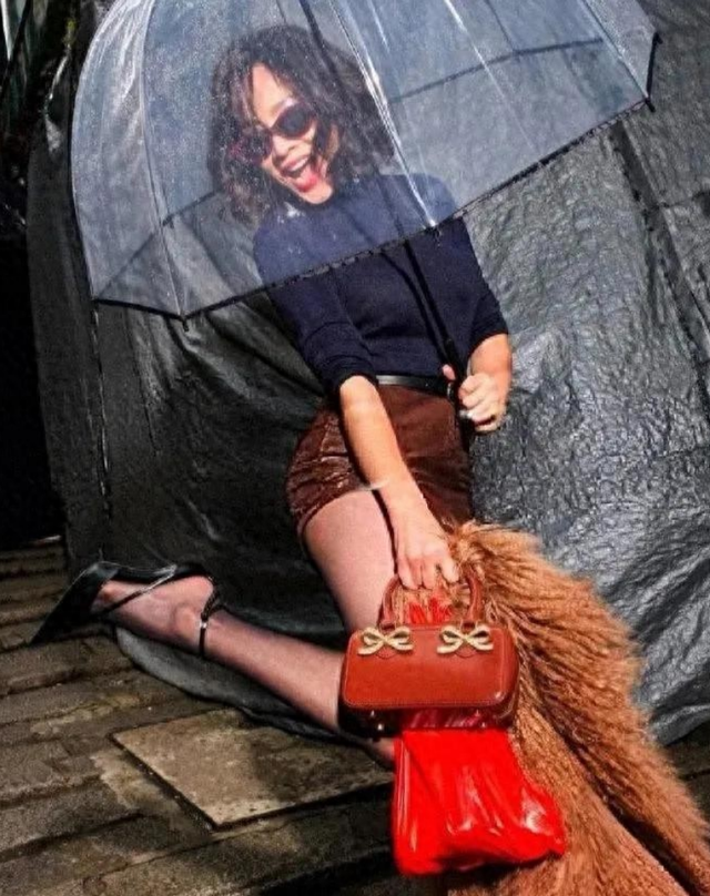 新潮流？59岁刘嘉玲香港街头彻底放飞自我，三角裤外穿配黑丝袜！