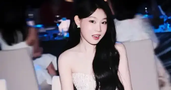 小沈阳女儿晒活动美照，穿抹胸裙配恨天高，高级脸养眼明星范超足