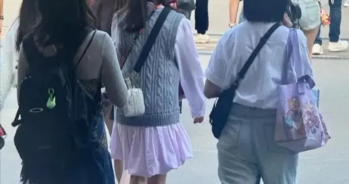 陈意涵现身迪士尼乐园游玩，她一身少女风打扮，扮嫩得太夸张了！