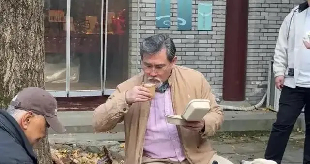 65岁赵文瑄现身宁波金峨禅寺，穿保暖皮靴身材发福，胡子比头发白