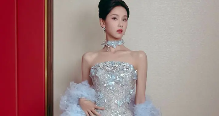 星光大赏陈都灵，冰蓝礼裙造型成红毯颜值天花板