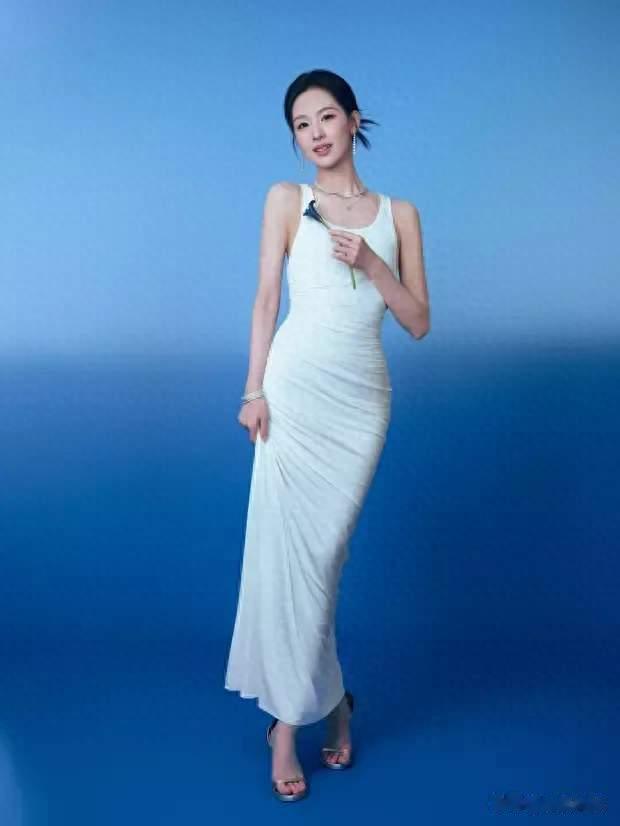 陈都灵穿白色紧身长裙气质清冷 展露曼妙身姿曲线迷人