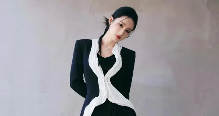 谁能不爱！李沁黑白配造型酷感十足