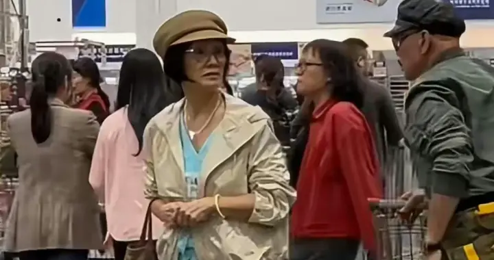 71岁韩马利被拍到独逛超市 打扮新潮又轻松 网友惊呼完全看不出年纪