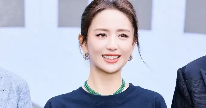 佟丽娅恢复单身后气质越发年轻！穿圆领卫衣+牛仔裤，减龄又时髦