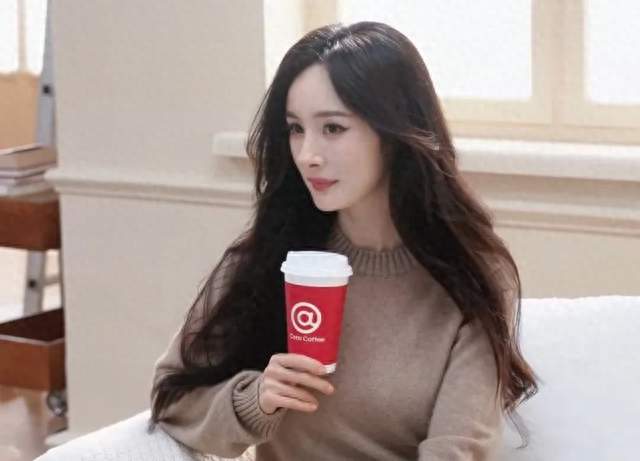 杨幂代言库迪咖啡，身穿咖色毛衣，这是把秋冬广告也提前拍啦