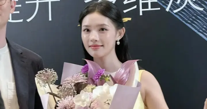 林允现身某活动，穿黄色长裙本人好漂亮，白到发光的存在状态超好