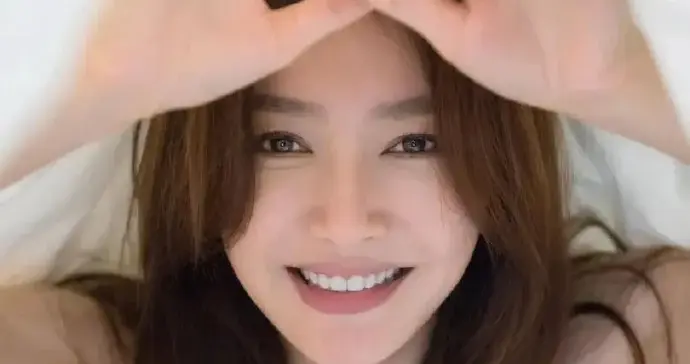 秦岚这组居家照也太绝了，慵懒又舒服，妥妥的松弛感天花板！ ???