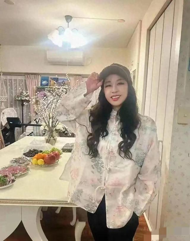 74岁刘晓庆再次“扮嫩”成功，穿新中式配长卷发，轻松嫩回30岁