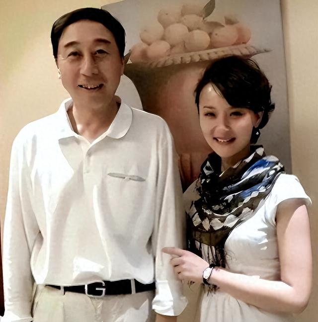 骗了我们40年！原来他是冯巩的妻子，难怪大红大紫