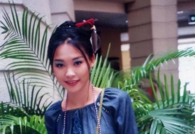 凭一首歌与王菲齐名，却被俩渣男折磨成精神病，今49岁无人识