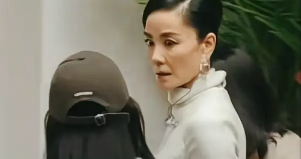 57岁王菲断崖式衰老！十个月前刚和谢霆锋秀恩爱，两人外形差距大