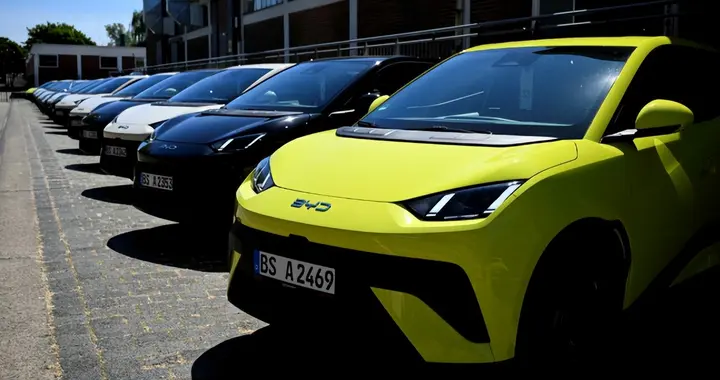 美国政客很生气：只要我还有一口气，加拿大就别想把中国车放进来