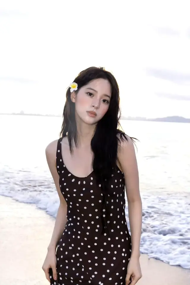 欧阳娜娜 波点连衣裙海边太美了