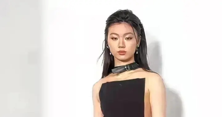 24岁单依纯胸口贴黑布就敢上台，走玉女路线的她风格大变。