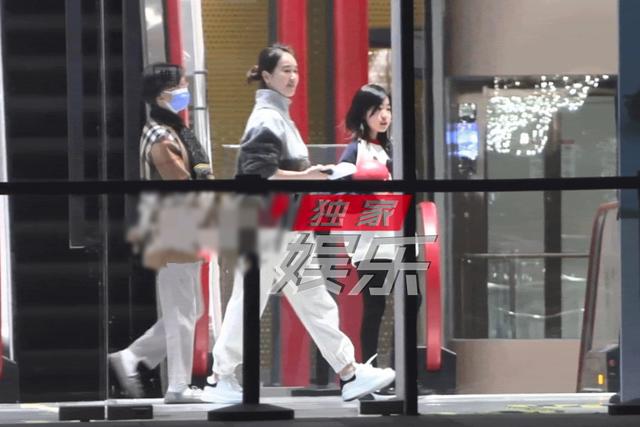 左小青|45岁左小青带家人外出就餐，打扮优雅皮肤超好，女儿罕见露面