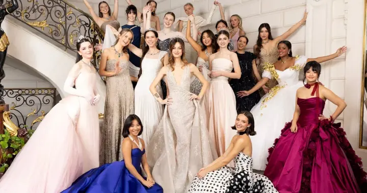 巴黎名媛舞会大合照！陈是知穿宝石蓝礼服戴珍珠项链，贵如真公主