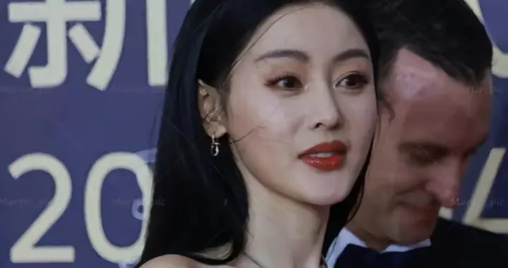 张天爱白色羽毛礼服封神！0.68腰臀比穿出极致葫芦形