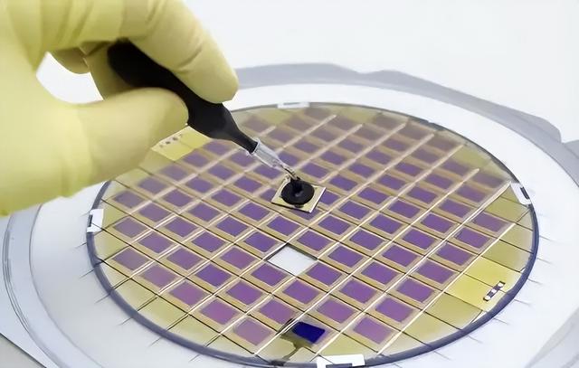 国产光量子计算机首秀，算力媲美顶尖超算，才冰箱大小！