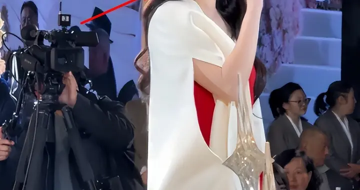 满是心酸！42岁著名歌手靠商演维持收入，宾客只顾吃席没人搭理